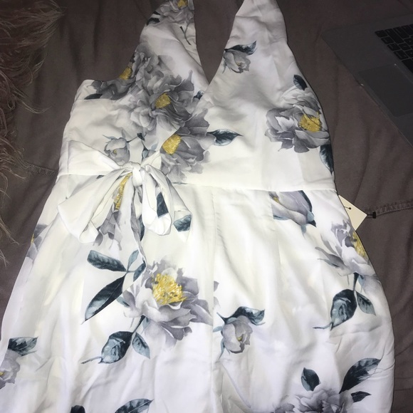 American threads deep cut floral romper - Picture 2 of 2